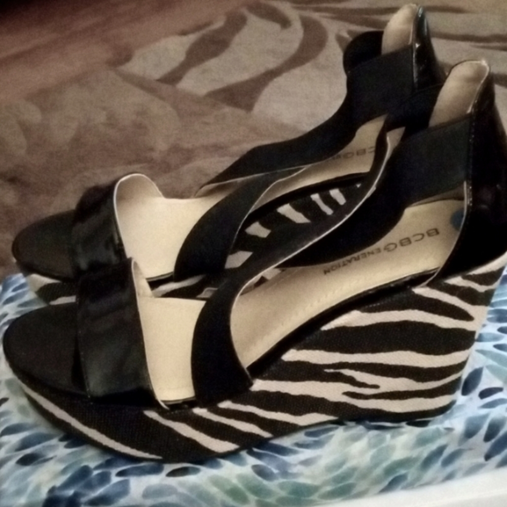 BcBg generation wedge patent sandal
